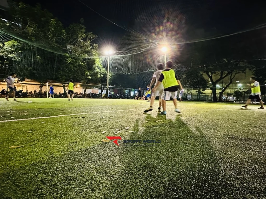Lối vào sân bóng Tiểu Ngư