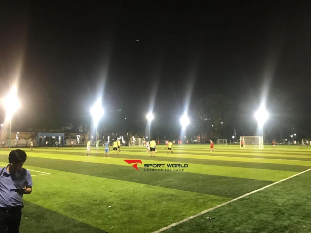 Mặt sân cỏ nhân tạo tại Đại học Hà Nội