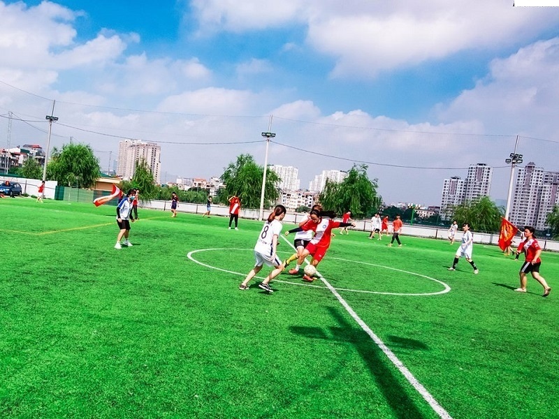 Lối vào sân bóng Đầm Hồng