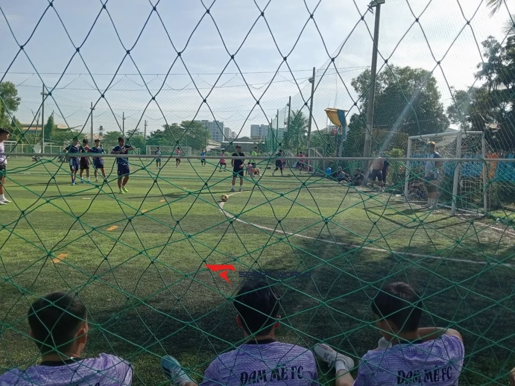 Lối vào sân bóng Đồng Tâm