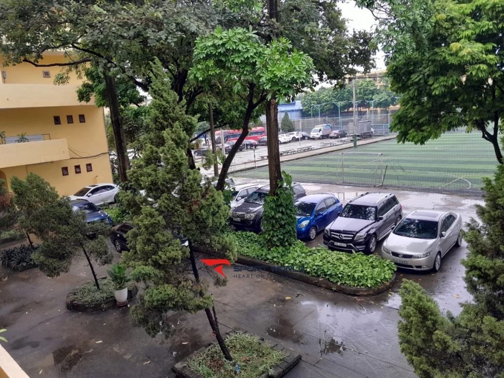 Khu vực thi đấu của sân bóng Đường Sắt