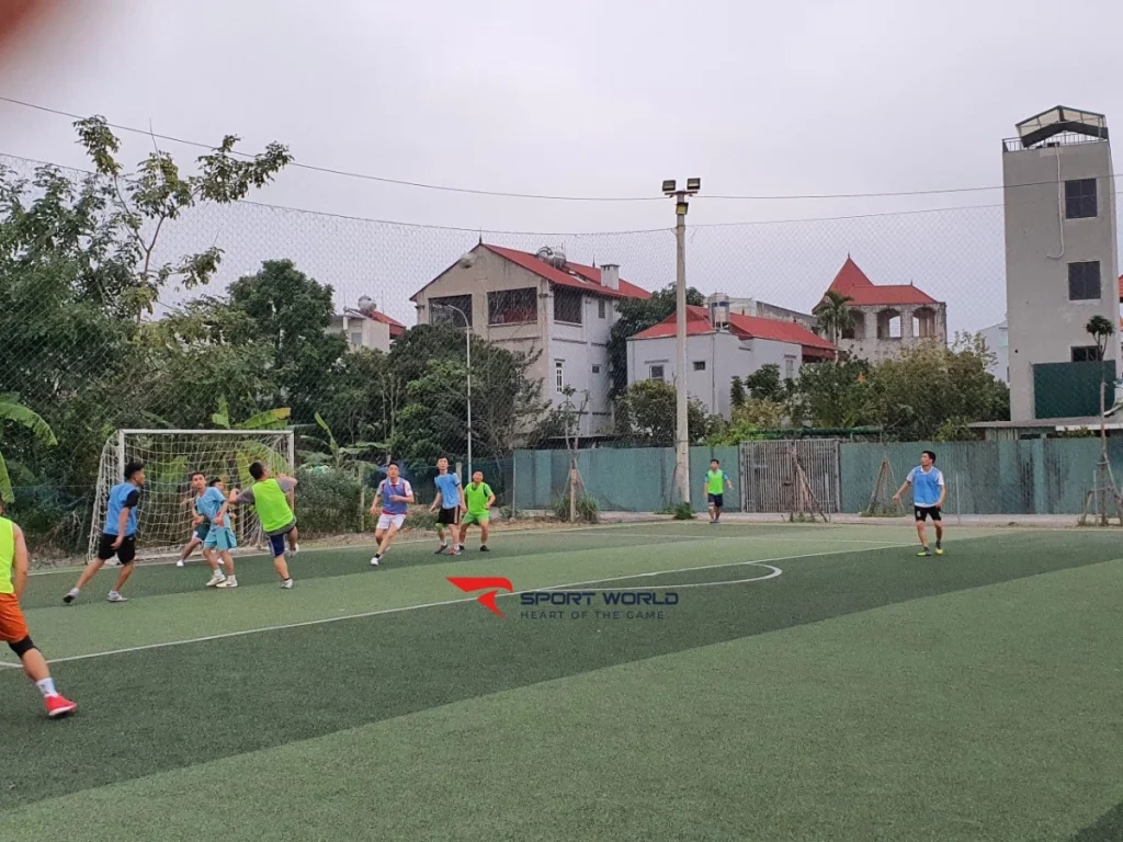 Toàn cảnh sân bóng Đường Sắt ở Long Biên