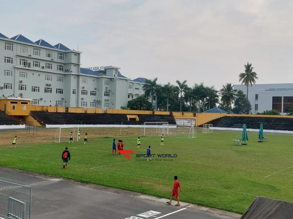 Sân bóng Duy Tân nhìn từ lối vào