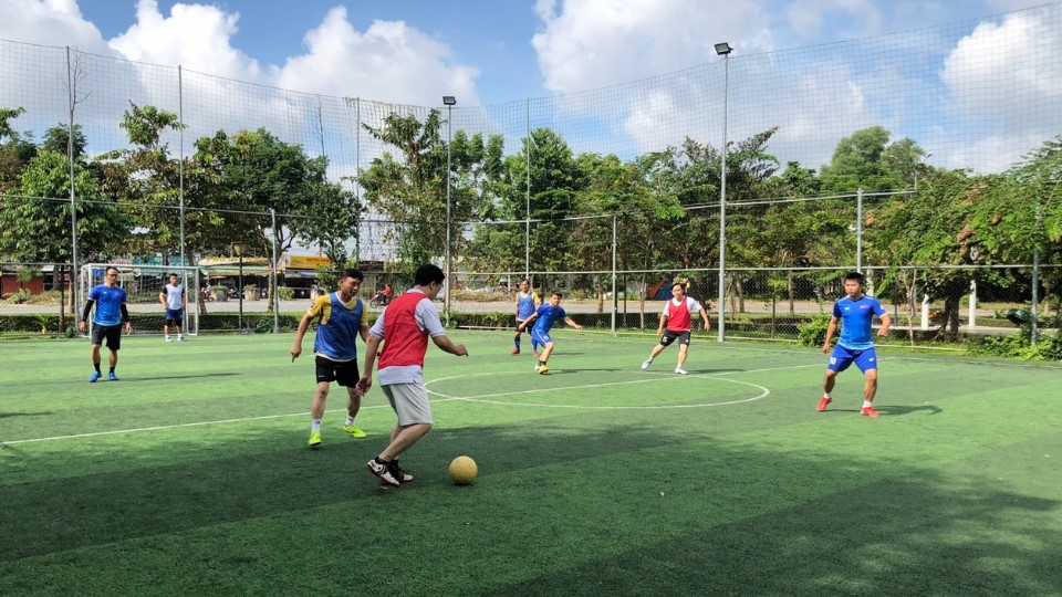 Sân bóng cỏ nhân tạo ngoài trời