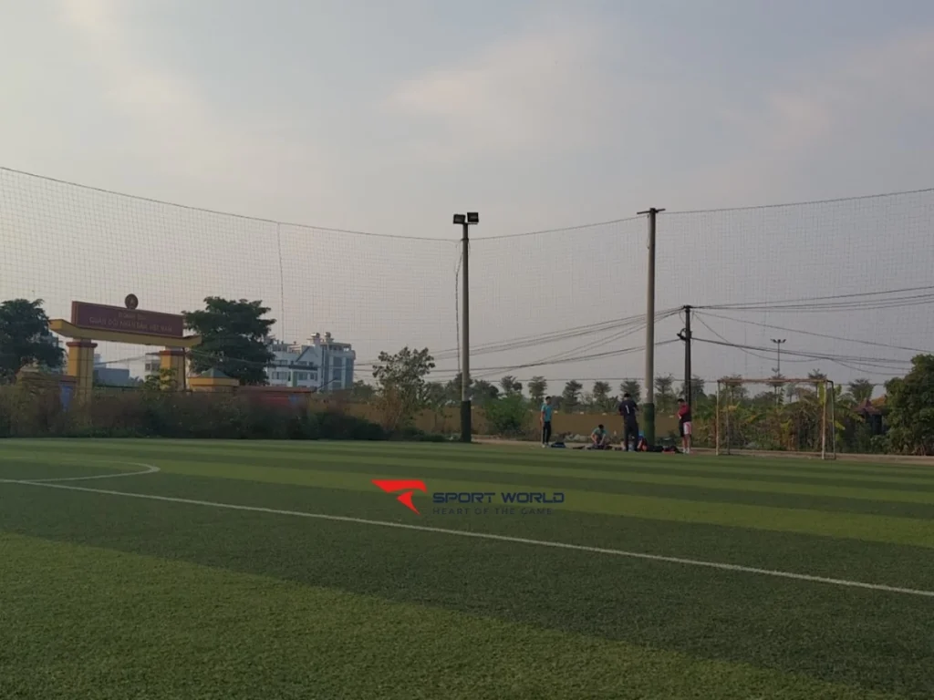 Khung sân bóng Gia Quất