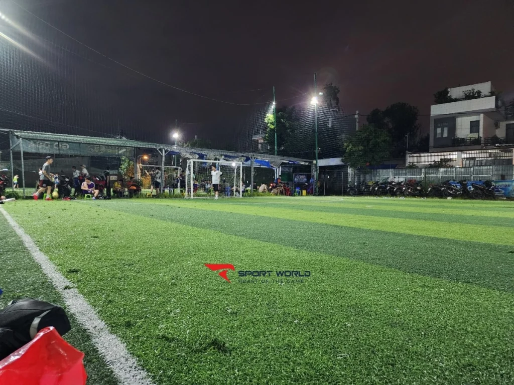 Mặt sân bóng Gò Dưa