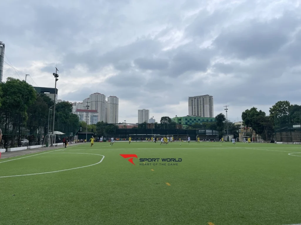 Sân bóng Hà Trì tại phường Hà Cầu