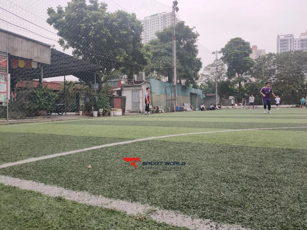 Lối vào sân bóng gần khu Giáp Bát