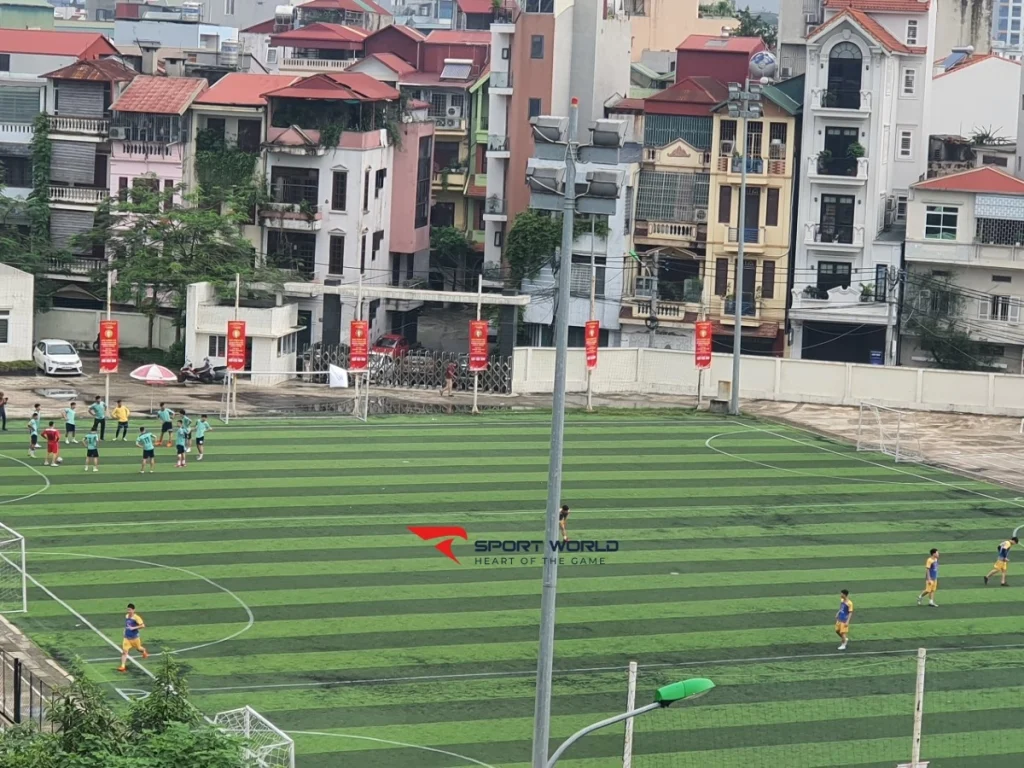 Lối vào sân bóng Hoàng Cầu