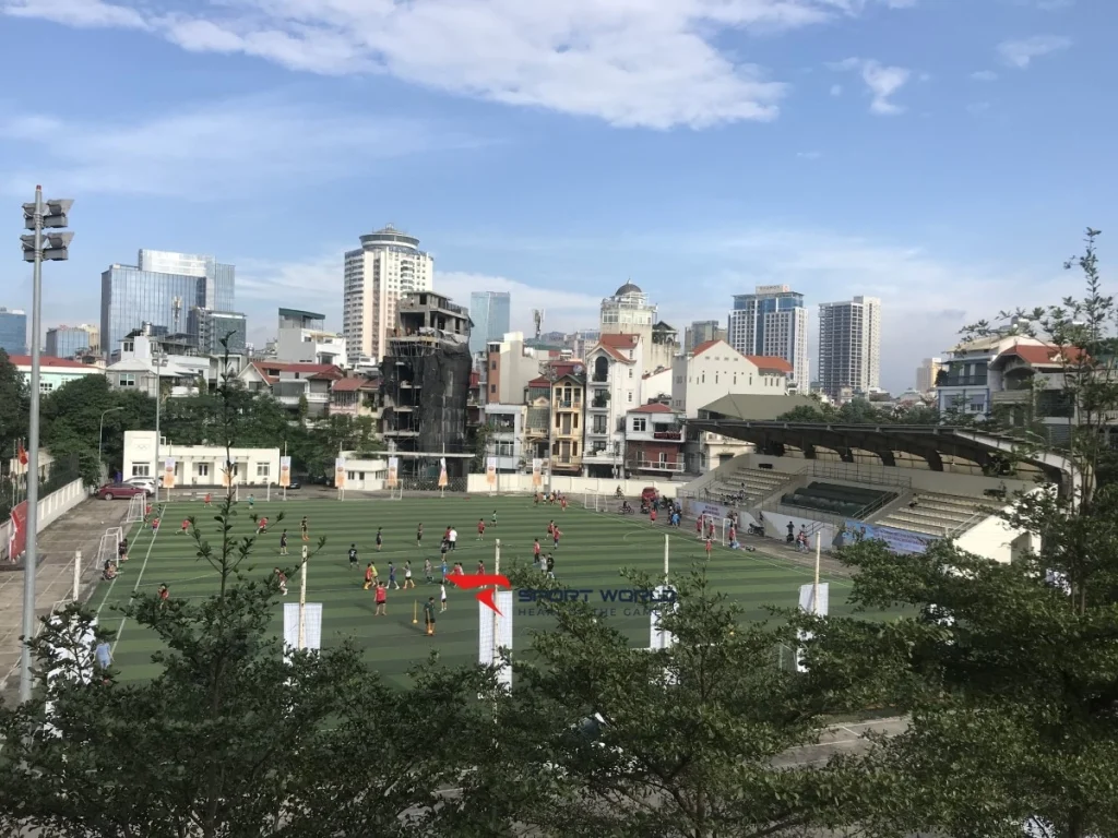 Mặt sân cỏ tại Hoàng Cầu