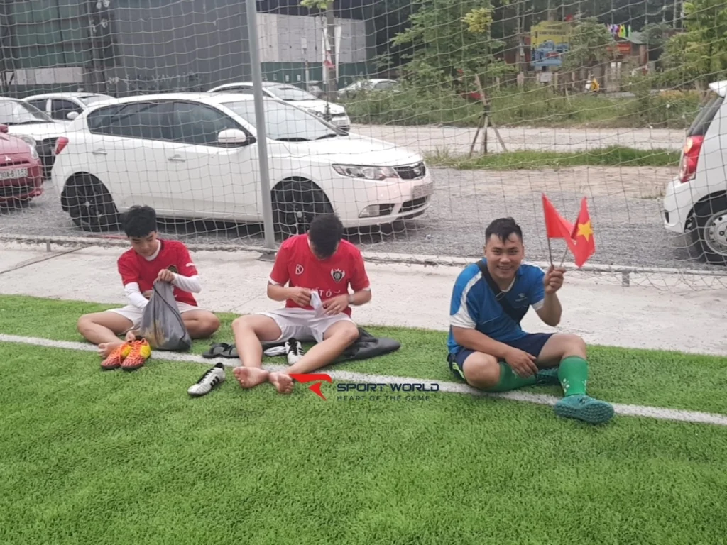 Lối vào sân bóng Huỳnh Cung
