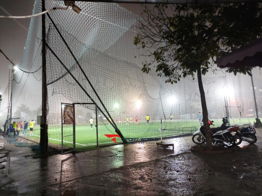 Khu vực sân bóng ban ngày