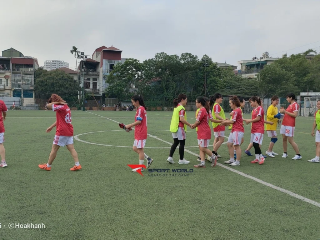Góc nhìn dọc sân bóng