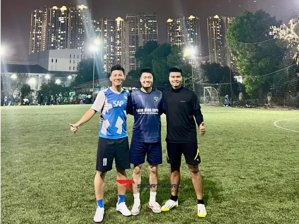Khu vực sân bóng nhìn từ góc nghiêng
