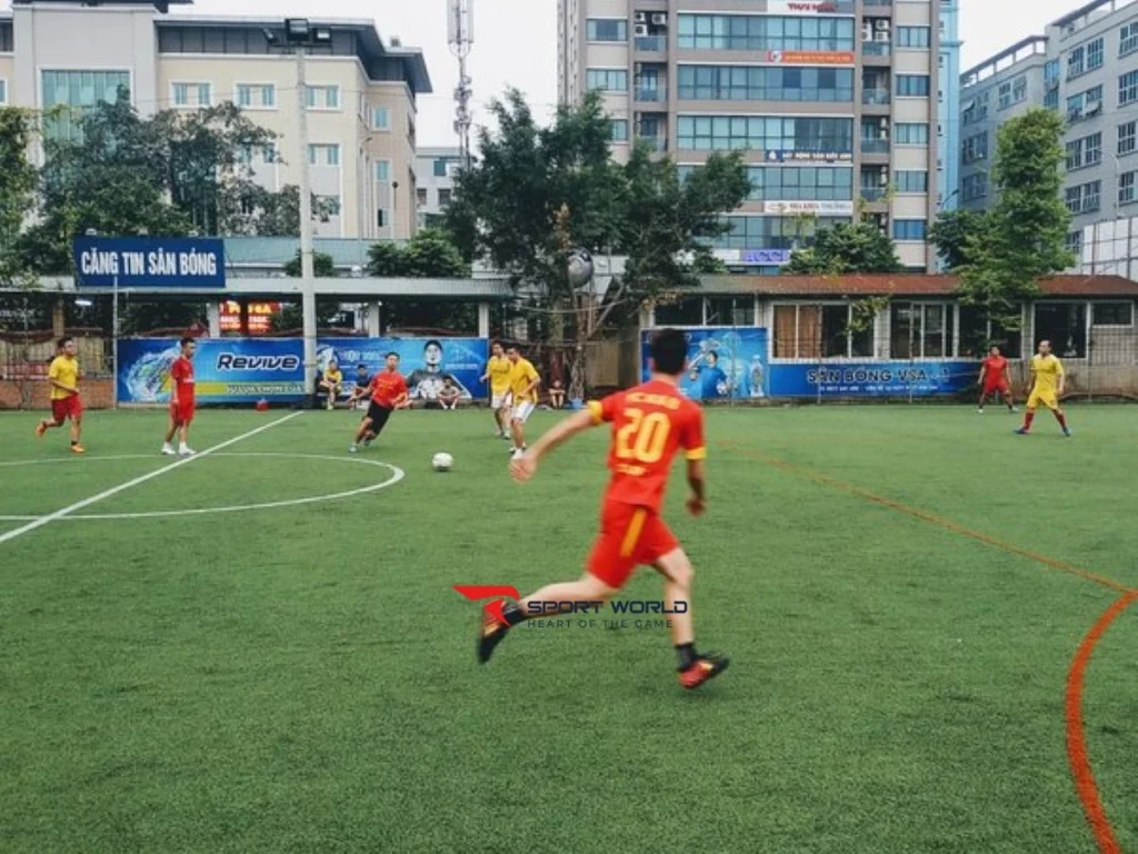 Khung sân bóng Phúc Lộc buổi chiều