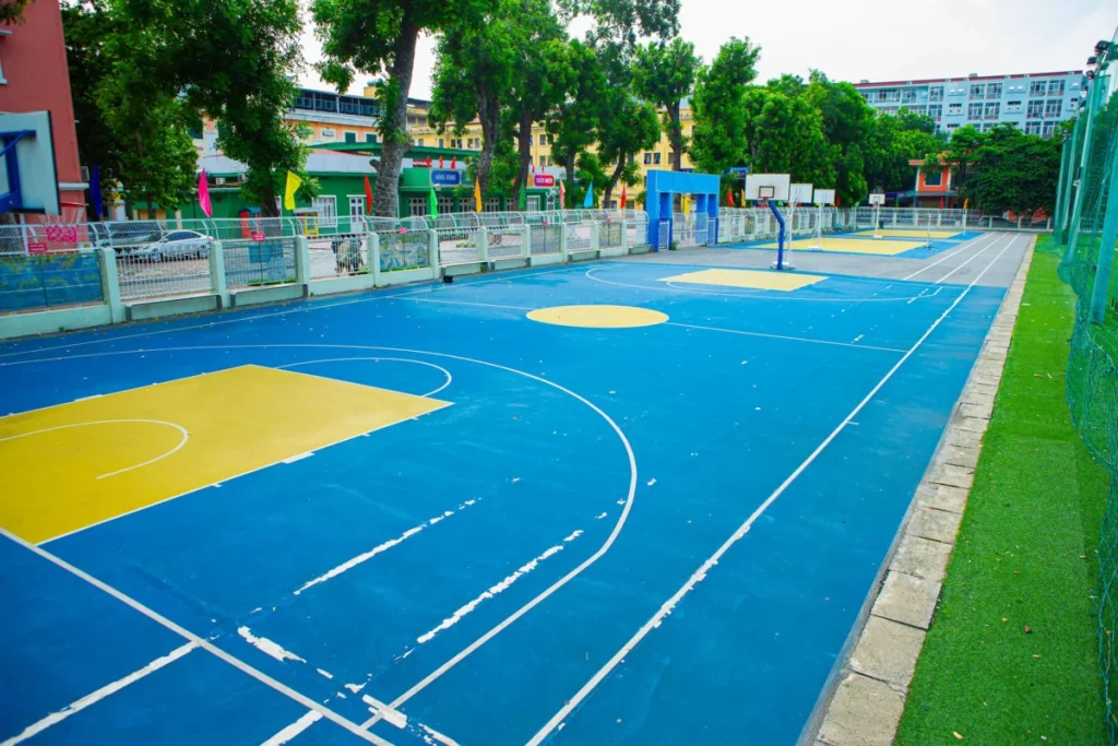 Sân bóng rổ trong khuôn viên đại học ở Hà Nội