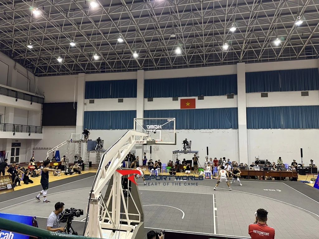 Khán đài và bảng điểm bên trong