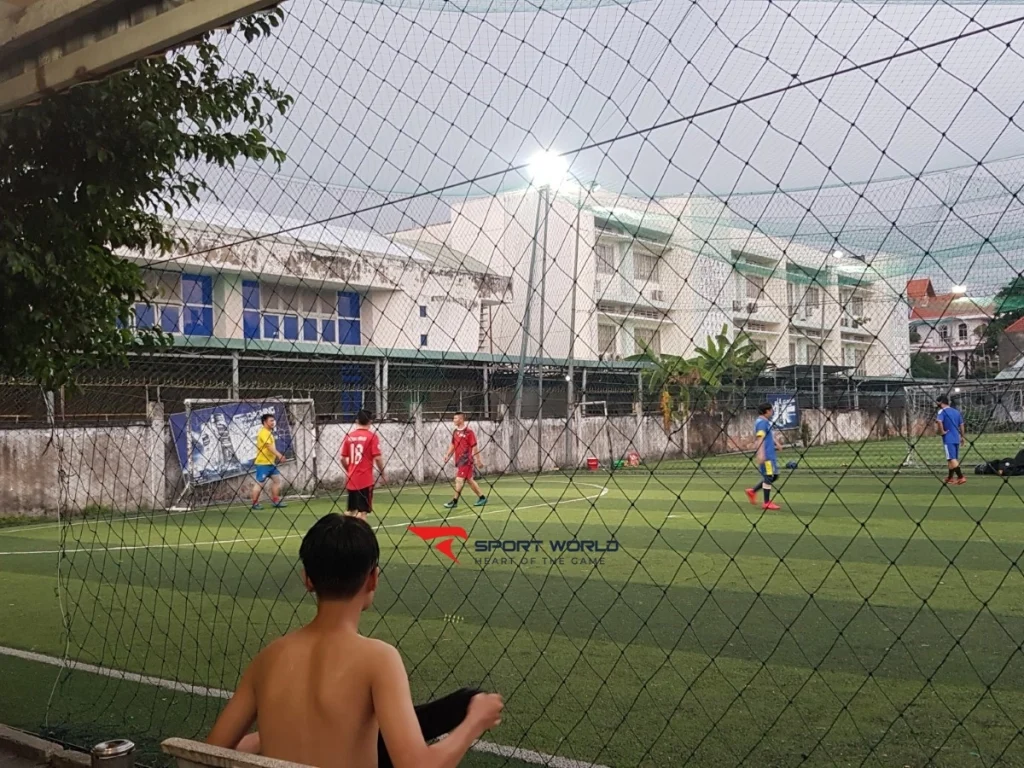 Mặt sân bóng Chu Văn An nhìn từ trên cao
