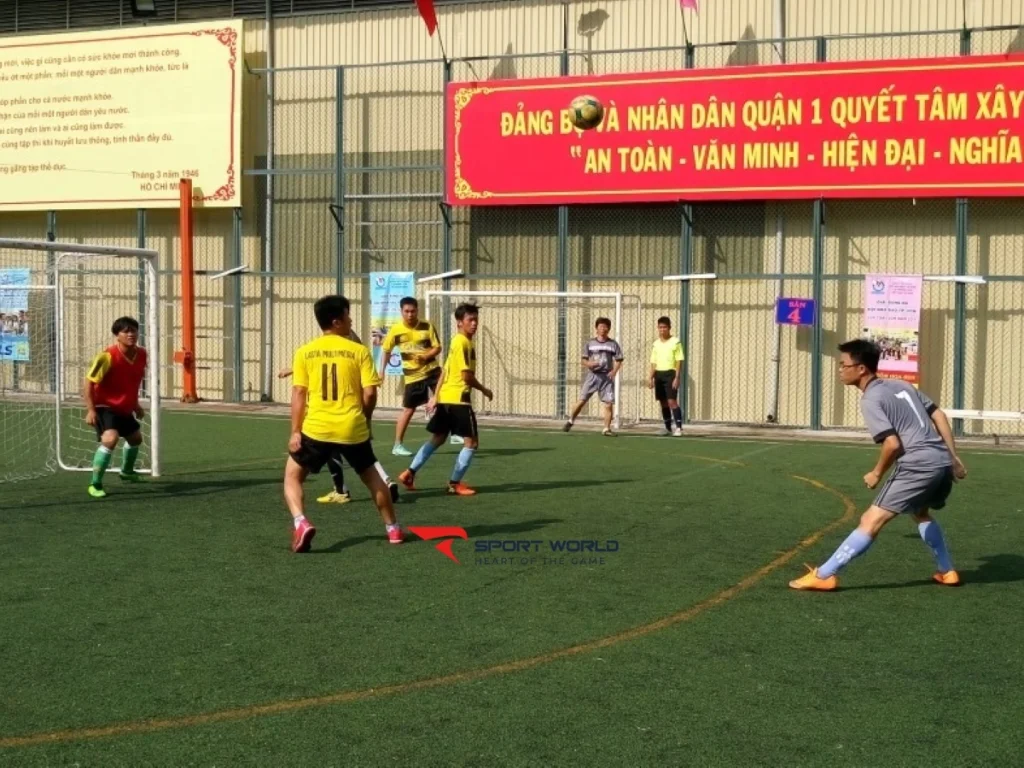 Mặt sân bóng Tao Đàn vào buổi chiều
