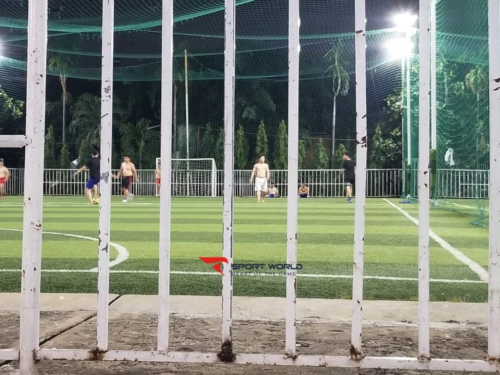 Khung sân Tiến Phát ở góc chụp nghiêng