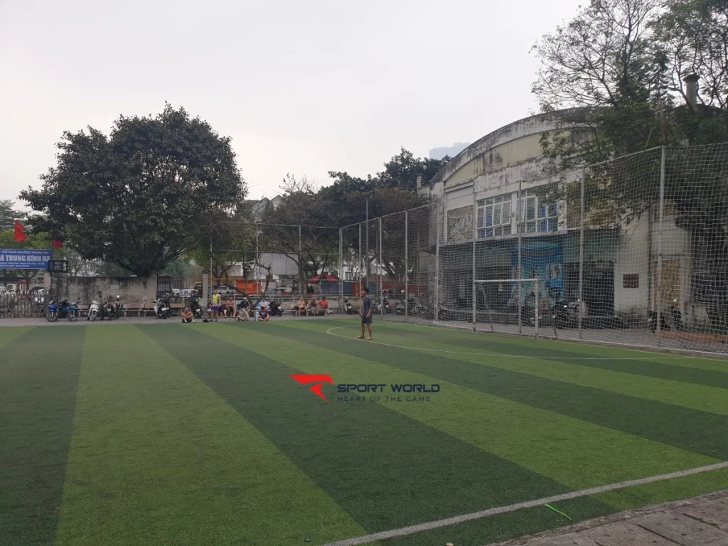 Toàn cảnh sân bóng Trung Kính