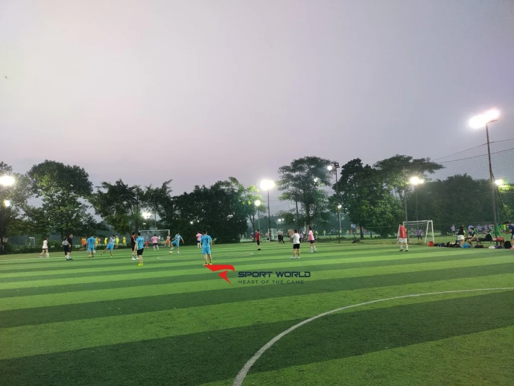 Khu sân bóng Ven Đê Bồ Đề