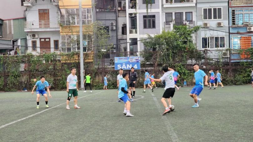 Khung thành trên sân bóng Viettel