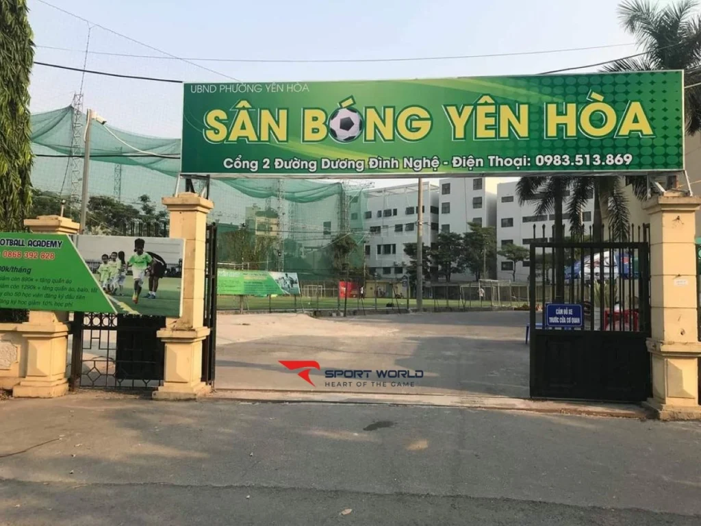 Cổng vào sân bóng Yên Hòa