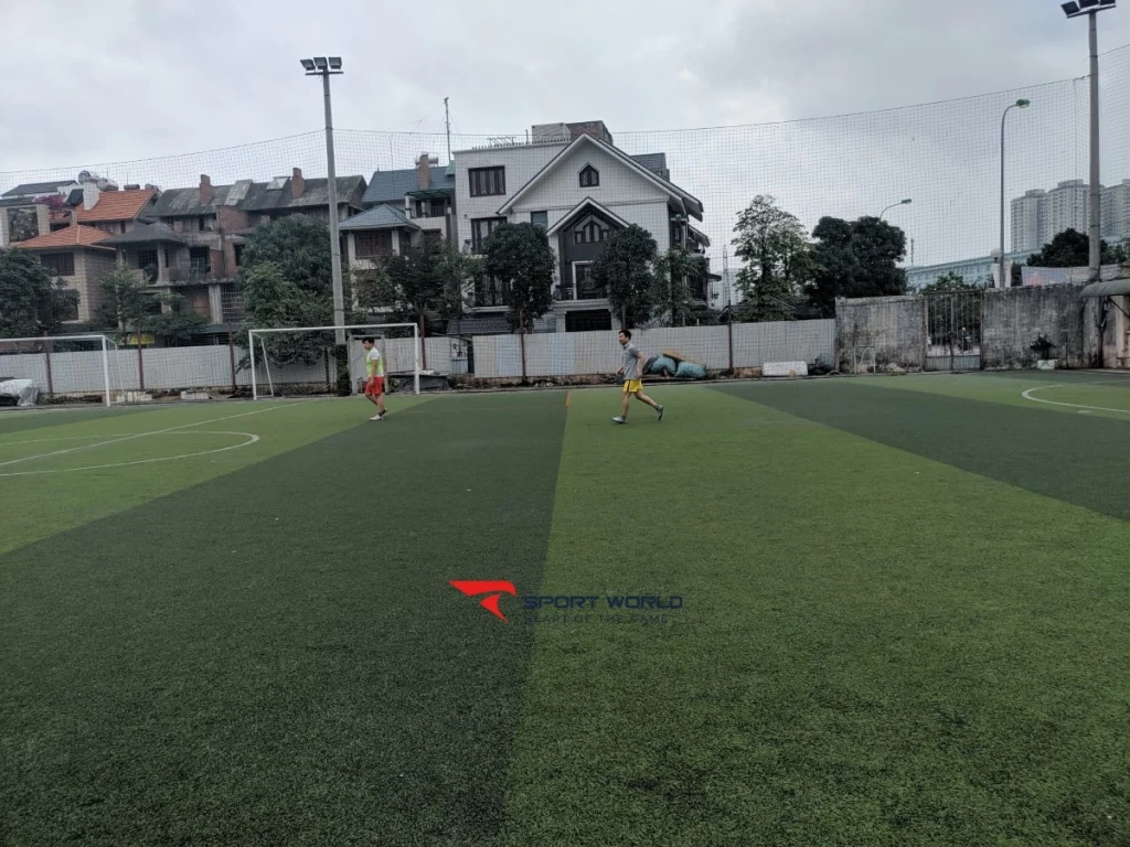 Lối vào sân bóng Yên Xá