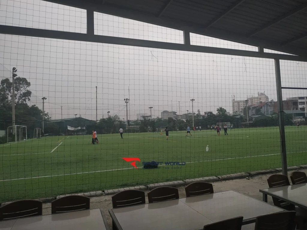 Khung sân bóng Zone 9 Văn Quán buổi sáng