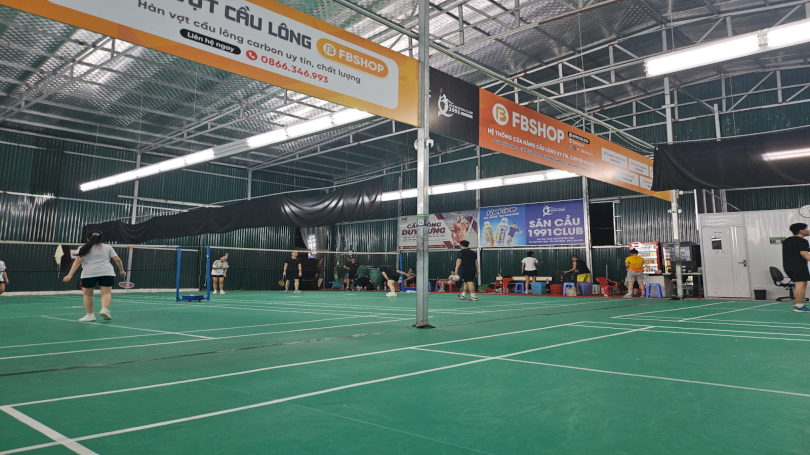Sân cầu lông trong nhà tại Long Biên