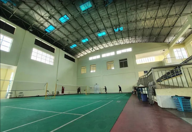 Vận động viên tập luyện trên sân cầu lông