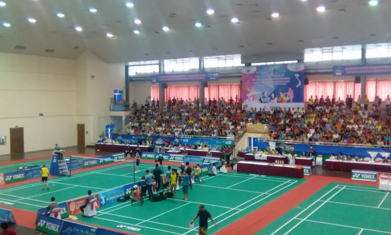 Dãy sân cầu lông với lưới và vạch