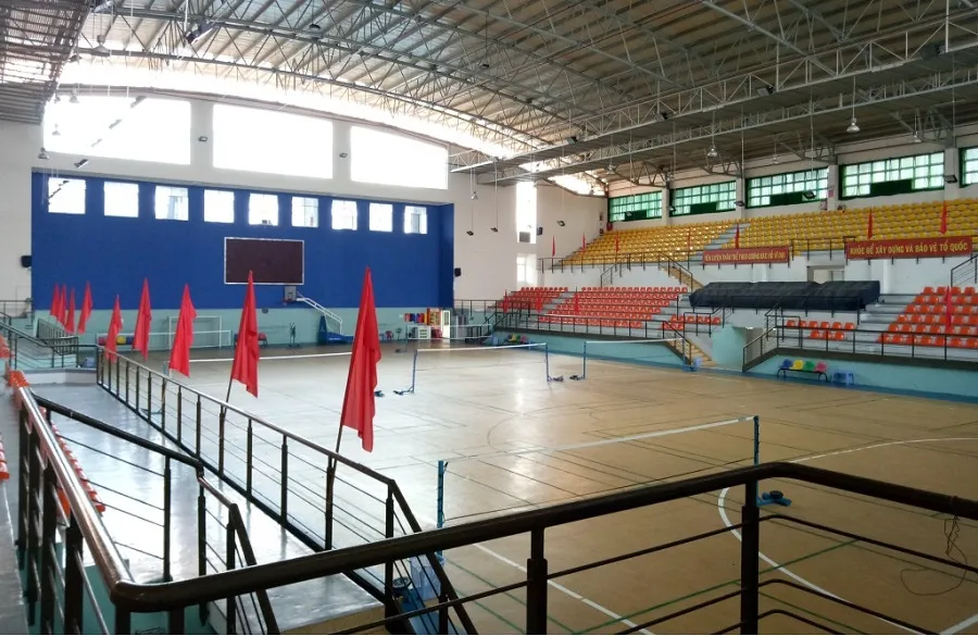 Sân cầu lông trong nhà thi đấu Quận 7
