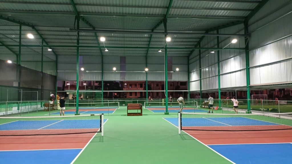 Sân pickleball với ánh đèn buổi tối