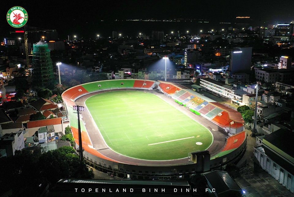Sân Quy Nhơn về đêm với đèn sáng
