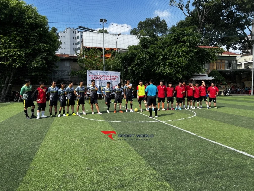 Mặt sân Lam Sơn trong khu dân cư