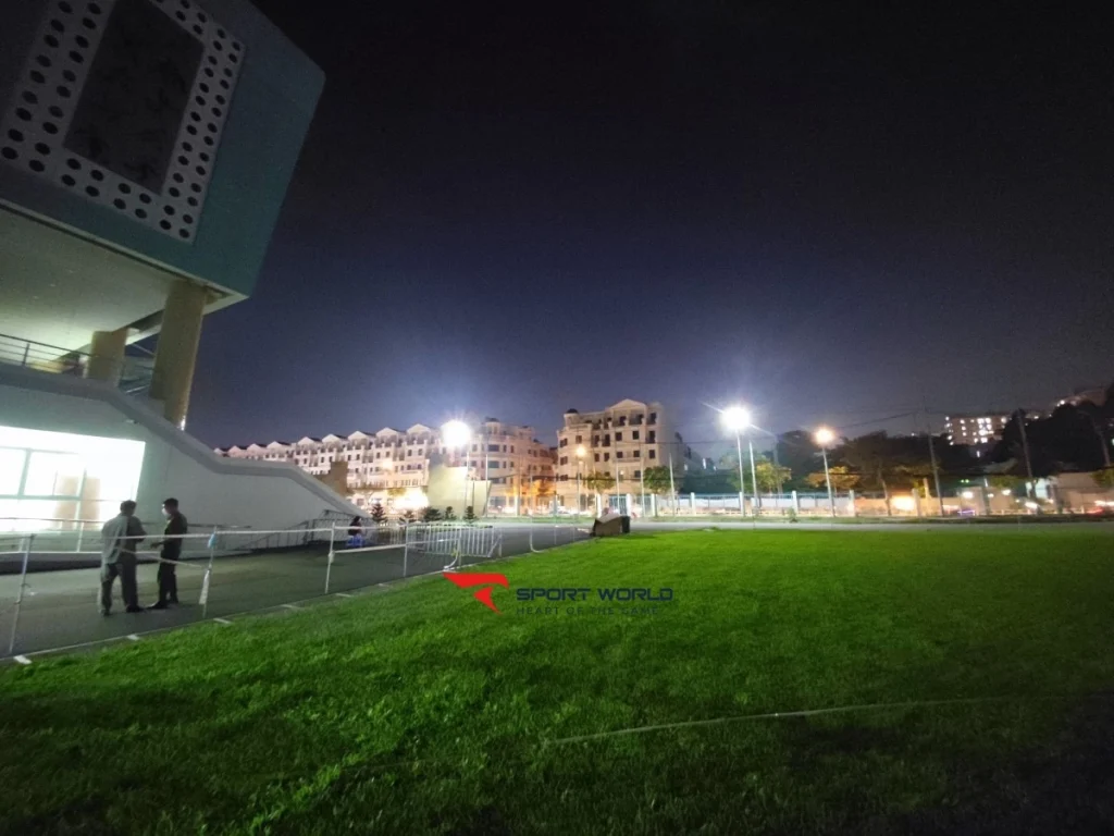 Biển tên và lối vào Sân Đạt Đức