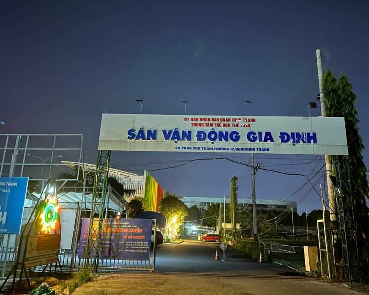 Sân cỏ nhân tạo Gia Định lúc chiều
