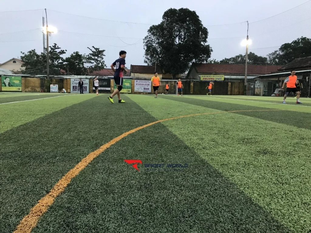 Cổng vào sân vận động phường Sơn Phong