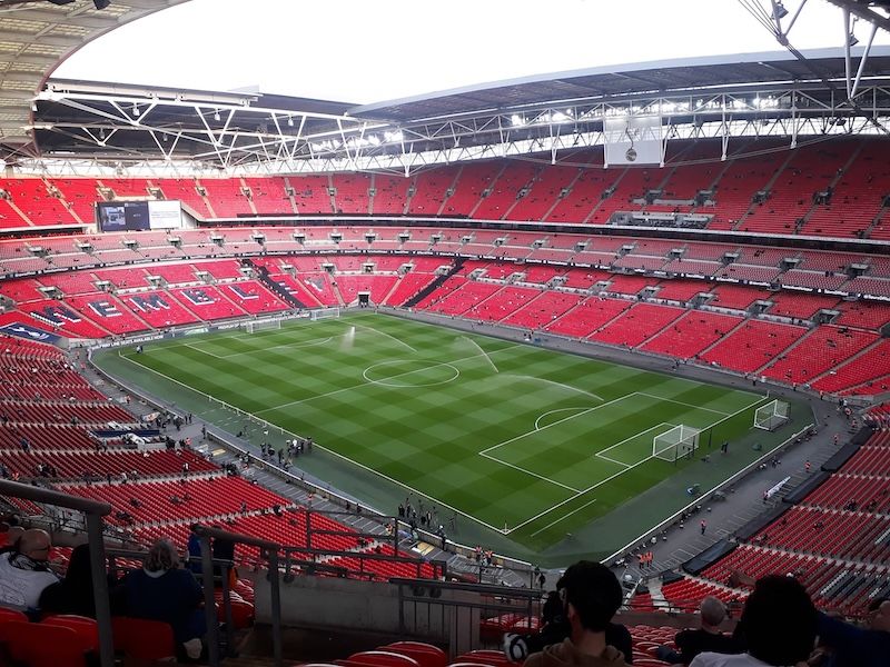 Cổ động viên trên khán đài Wembley