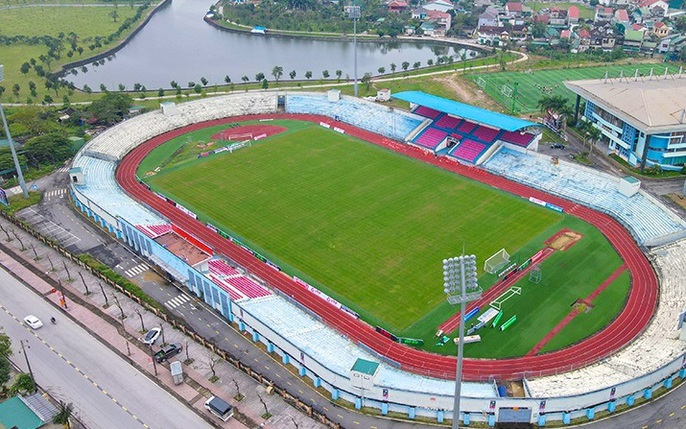 Cổ động viên trên khán đài sân Hà Tĩnh