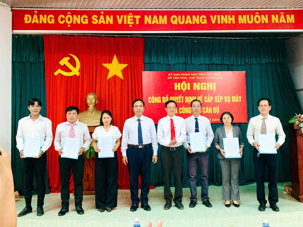 Lãnh đạo Sở Tây Ninh trao quyết định cán bộ