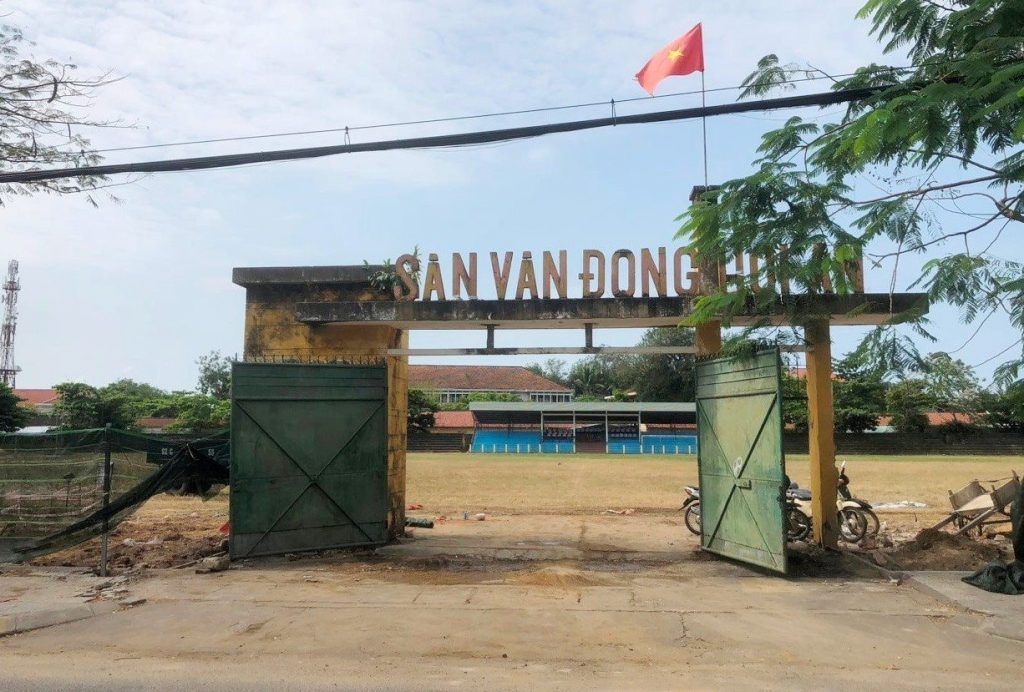 Khu sân vận động với công viên cây xanh