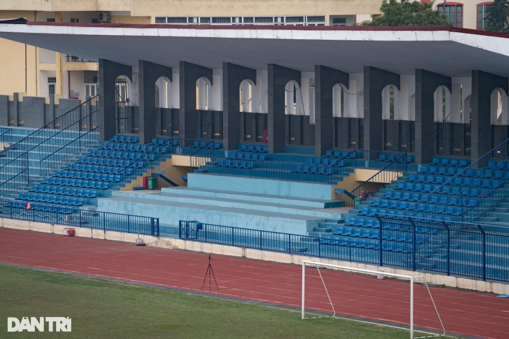 Khán đài với dãy ghế trống