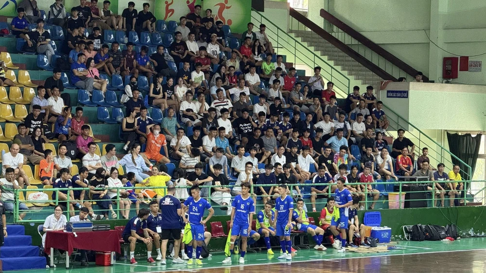 Pha tranh bóng ở chung kết futsal