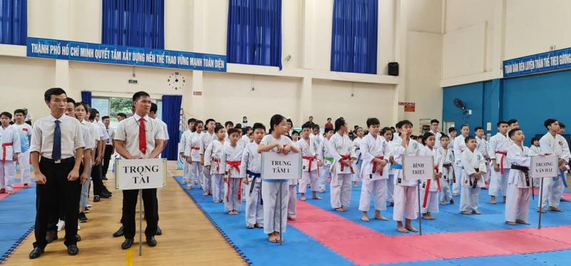 Lớp học karate với học viên đang tập