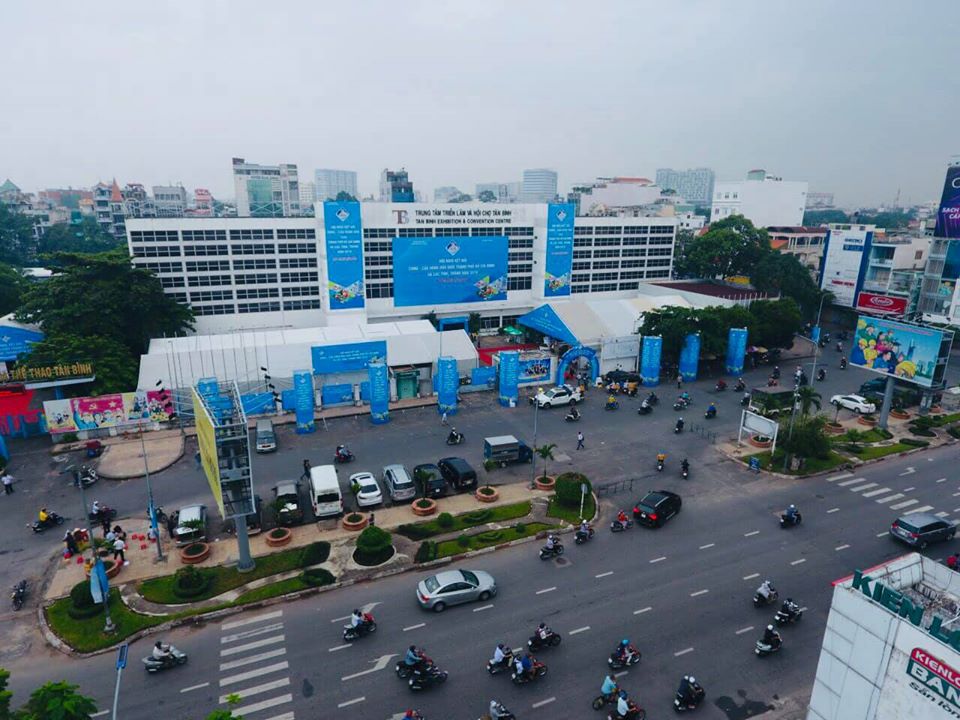 Phòng tập gym hiện đại với máy móc