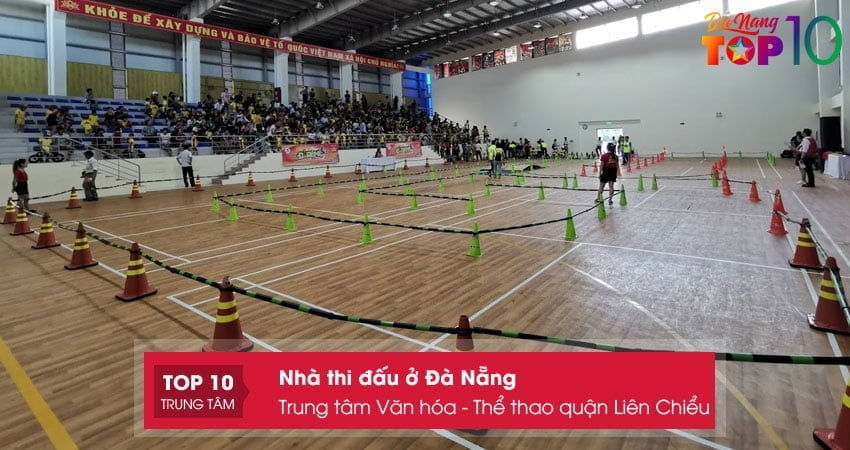 Nhà thi đấu lớn với mái vòm và sân ngoài trời