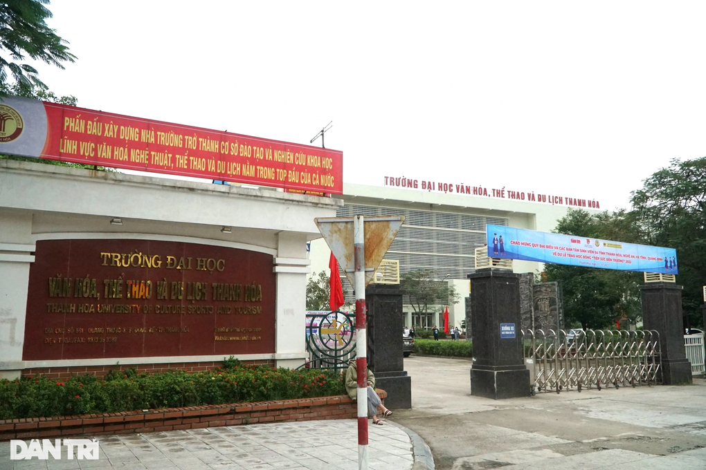 Giảng viên nhận quyết định tại trường đại học